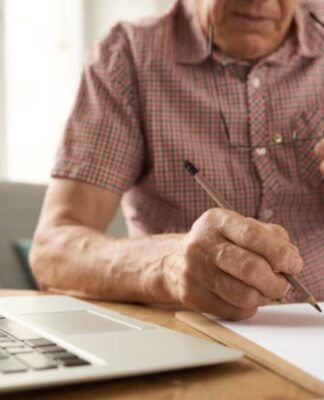 Idoso assinando contrato