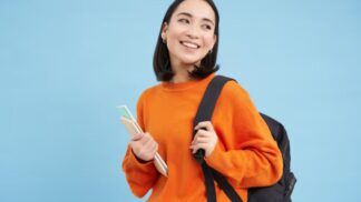 Estudantes com mochila nas costas e segurando cadernos