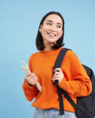 Estudantes com mochila nas costas e segurando cadernos