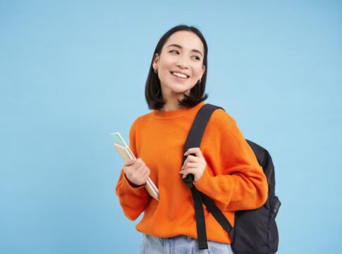Estudantes com mochila nas costas e segurando cadernos
