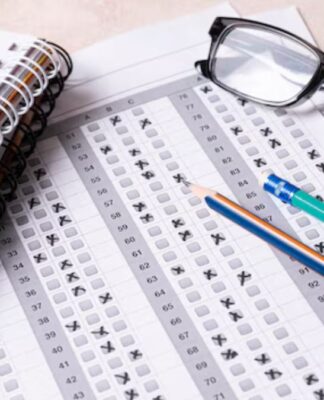 Página de prova com questões assinaladas. Lápis e óculos encima