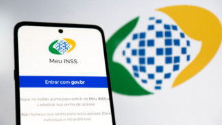 A imagem mostra um celular com o aplicativo do INSS na tela