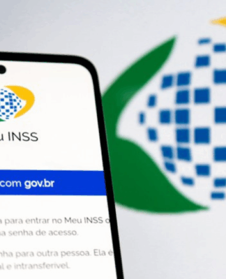 A imagem mostra um celular com o aplicativo do INSS na tela