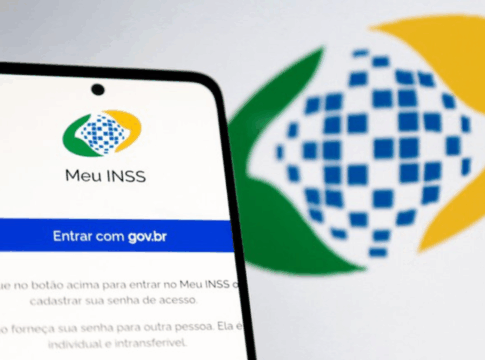 A imagem mostra um celular com o aplicativo do INSS na tela