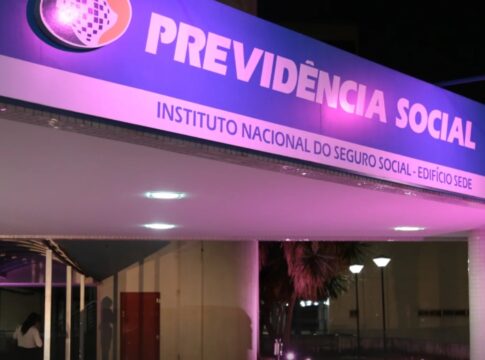 Na imagem vemos a fachada de um estabelecimento da Previdência social
