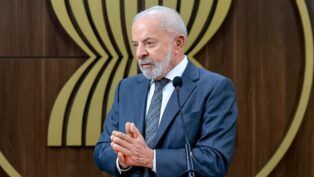 A imagem mostra o Presidente Luiz Inácio Lula da Silva em um ambiente interno, que parece ser um local de conferências ou reunião diplomática, em Jacarta, na Indonésia, durante a sua participação em eventos da ASEAN (Associação de Nações do Sudeste Asiático).