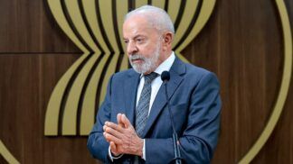 A imagem mostra o Presidente Luiz Inácio Lula da Silva em um ambiente interno, que parece ser um local de conferências ou reunião diplomática, em Jacarta, na Indonésia, durante a sua participação em eventos da ASEAN (Associação de Nações do Sudeste Asiático).