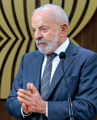 A imagem mostra o Presidente Luiz Inácio Lula da Silva em um ambiente interno, que parece ser um local de conferências ou reunião diplomática, em Jacarta, na Indonésia, durante a sua participação em eventos da ASEAN (Associação de Nações do Sudeste Asiático).