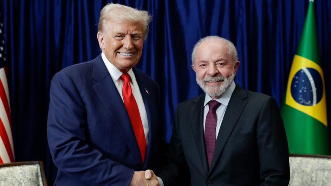 A imagem mostra o presidente Lula, à direita, e o presidente americano, Donald Trump, à esquerda, durante encontro na Malásia.