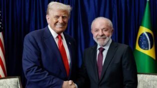 A imagem mostra o presidente Lula, à direita, e o presidente americano, Donald Trump, à esquerda, durante encontro na Malásia.