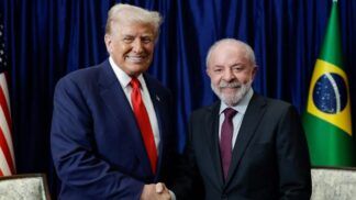 A imagem mostra o presidente Lula, à direita, e o presidente americano, Donald Trump, à esquerda, durante encontro na Malásia.