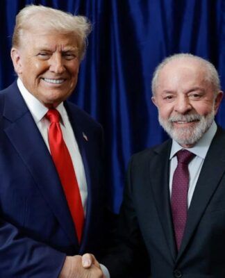 A imagem mostra o presidente Lula, à direita, e o presidente americano, Donald Trump, à esquerda, durante encontro na Malásia.