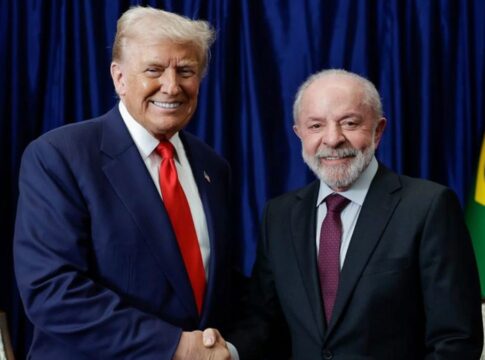 A imagem mostra o presidente Lula, à direita, e o presidente americano, Donald Trump, à esquerda, durante encontro na Malásia.