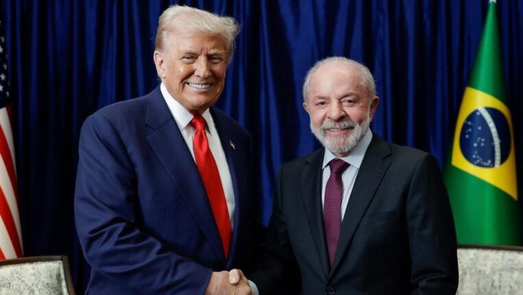 A imagem mostra o presidente Lula, à direita, e o presidente americano, Donald Trump, à esquerda, durante encontro na Malásia.