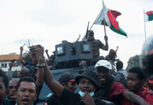 Pessoas protestando nas ruas de Madagascar