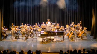 Maestro João Martins tocanco com orquestra