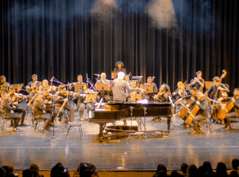 Maestro João Martins tocanco com orquestra