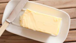 Manteiga com uma faca do lado