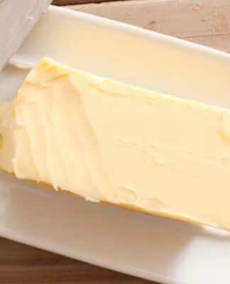 Manteiga com uma faca do lado