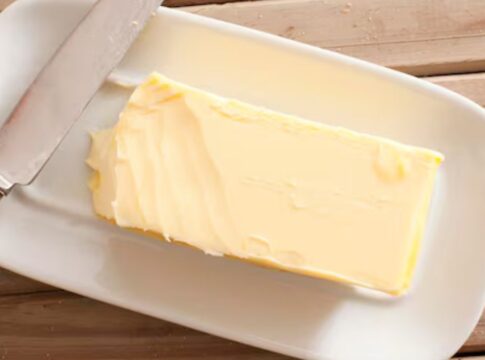 Manteiga com uma faca do lado