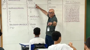 O professor Marcos Nunes, do Ginásio Educacional Olímpico Isabel Salgado, no Rio, mostra formas que encontra para despertar o interesse dos alunos