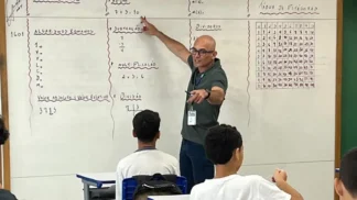O professor Marcos Nunes, do Ginásio Educacional Olímpico Isabel Salgado, no Rio, mostra formas que encontra para despertar o interesse dos alunos
