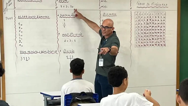 O professor Marcos Nunes, do Ginásio Educacional Olímpico Isabel Salgado, no Rio, mostra formas que encontra para despertar o interesse dos alunos