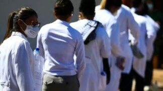 Fila de médicos com jaleco