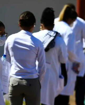 Fila de médicos com jaleco