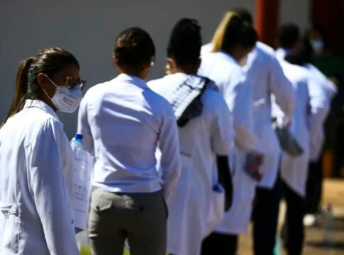 Fila de médicos com jaleco
