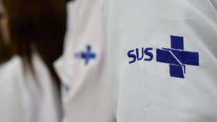 Jaleco com logo do SUS