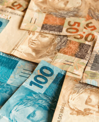 Notas de dinheiro de 50 e 100 reais