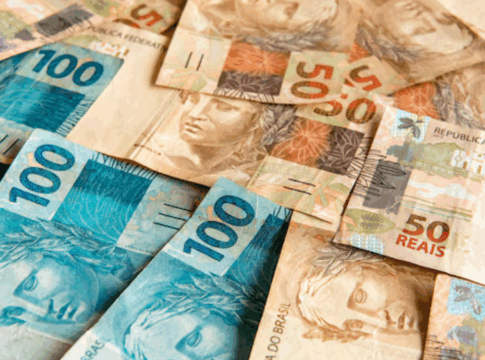 Notas de dinheiro de 50 e 100 reais