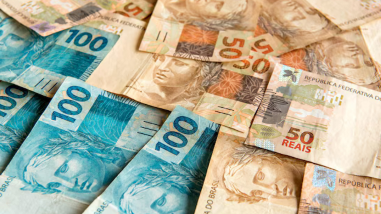 Notas de dinheiro de 50 e 100 reais