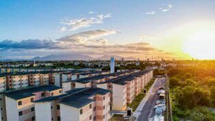 Conjunto habitacional ao pôr do sol