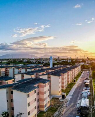 Conjunto habitacional ao pôr do sol