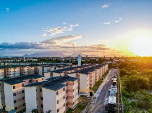 Conjunto habitacional ao pôr do sol