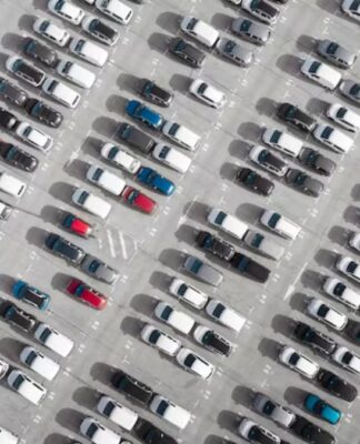 Estacionamento com vários carros