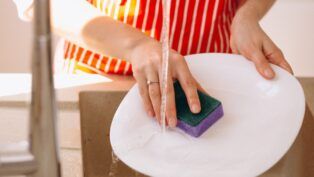 Mulher lavando louça