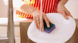 Mulher lavando louça