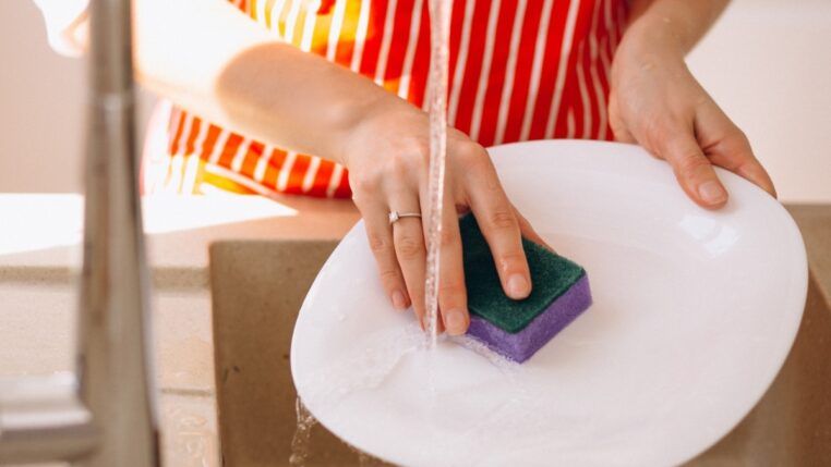 Mulher lavando louça
