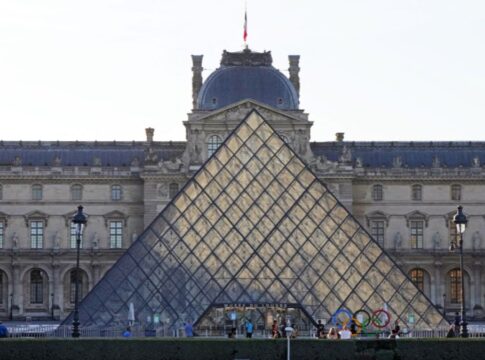 Louvre reabre após “humilhação nacional” com roubo descarado de joias da coroa francesa