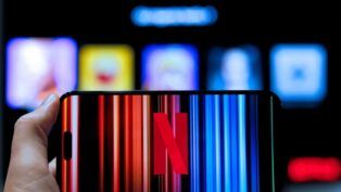 Celular e TV transmitindo tela da Netflix