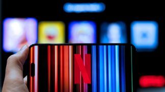 Celular e TV transmitindo tela da Netflix