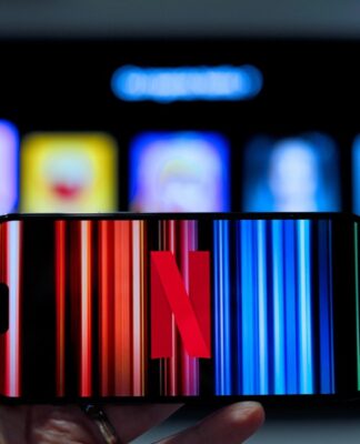 Celular e TV transmitindo tela da Netflix