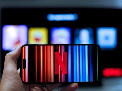 Celular e TV transmitindo tela da Netflix