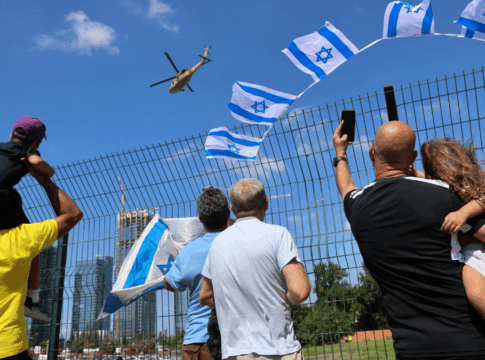 Pessoas na Faixa de Gaza celebrando liberação de reféns.