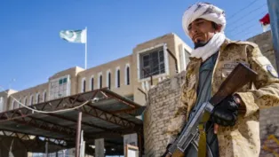 Integrante armado da segurança do Talibã monta guarda diante do portão fechado na passagem de fronteira entre o Afeganistão e o Paquistão