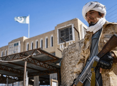 Integrante armado da segurança do Talibã monta guarda diante do portão fechado na passagem de fronteira entre o Afeganistão e o Paquistão