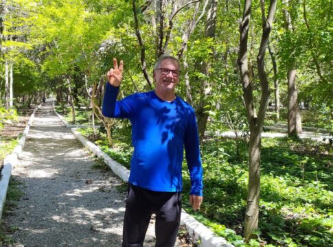 Ativista deixa vida de executivo bem-sucedido para plantar 42 mil árvores em SP